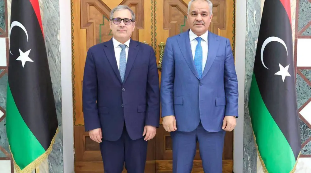 كبير مستشاري الشؤون السياسية بوزارة الخارجية الأميركية جيريمي برنت في لقاء مع ناجي عيسى محافظ المصرف المركزي الليبي يوم الاثنين (حساب برنت على إكس)