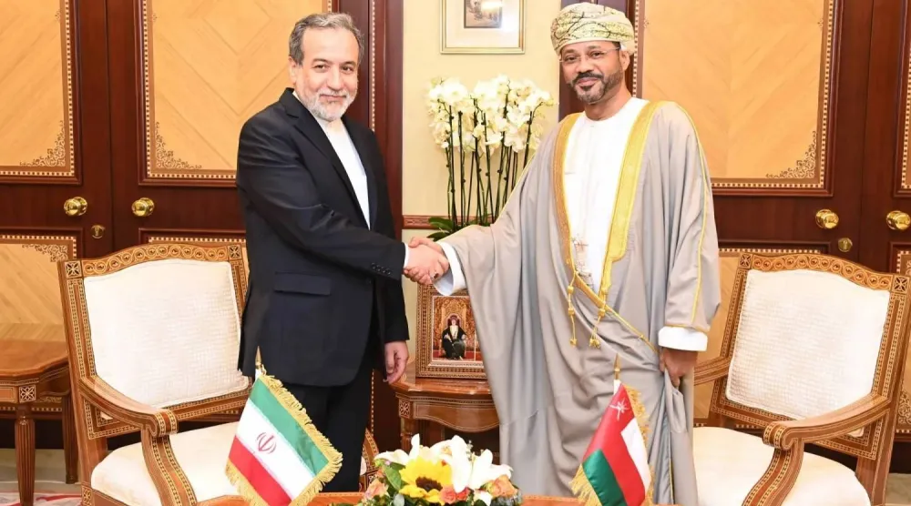 وزير الخارجية العُماني بدر بن حمد البوسعيدي مع نظيره الإيراني عباس عراقجي خلال محادثات سابقة (أرشيفية - العُمانية)