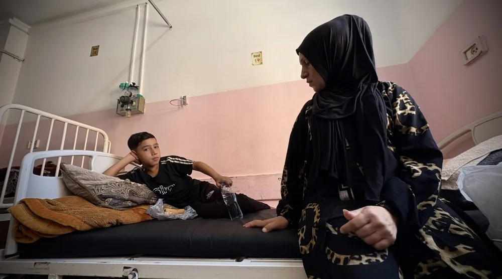 الأم الفلسطينية ميساء أبو دقة وابنها حبيب مريضان بالسكرى ويواجهان صعوبة في توفير العلاج (الشرق الأوسط)