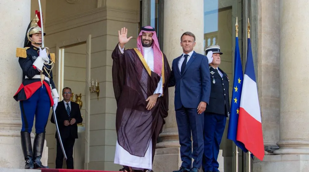 الرئيس الفرنسي لدى استقباله ولي العهد السعودي في الإليزيه (واس)