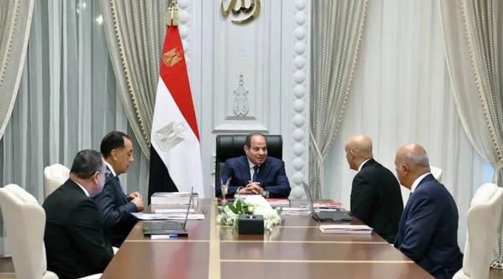 الرئيس عبد الفتاح السيسي خلال اجتماعه مع وزيرَي التعليم والتعليم العالي بحضور رئيس مجلس الوزراء (الرئاسة المصرية)