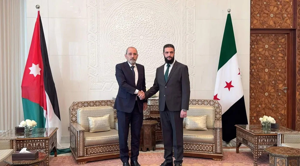 وزير الخارجية الأردني أيمن الصفدي خلال زيارته القائد العام للإدارة الجديدة بسوريا أحمد الشرع في دمشق 23 ديسمبر 2024 (أ.ف.ب)