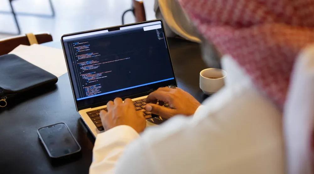 تسجل المؤسسات السعودية تقدماً في تبني الذكاء الاصطناعي مع توافق 78% من الرؤى مع أهداف الأعمال مقابل 65% عالمياً (غيتي)