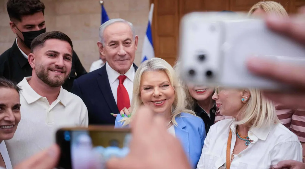 صورة تجمع نتنياهو وزوجته سارة في مركز انتخابي لحزب الليكود بالقدس يوم 17 أغسطس 2026 (أ.ف.ب)