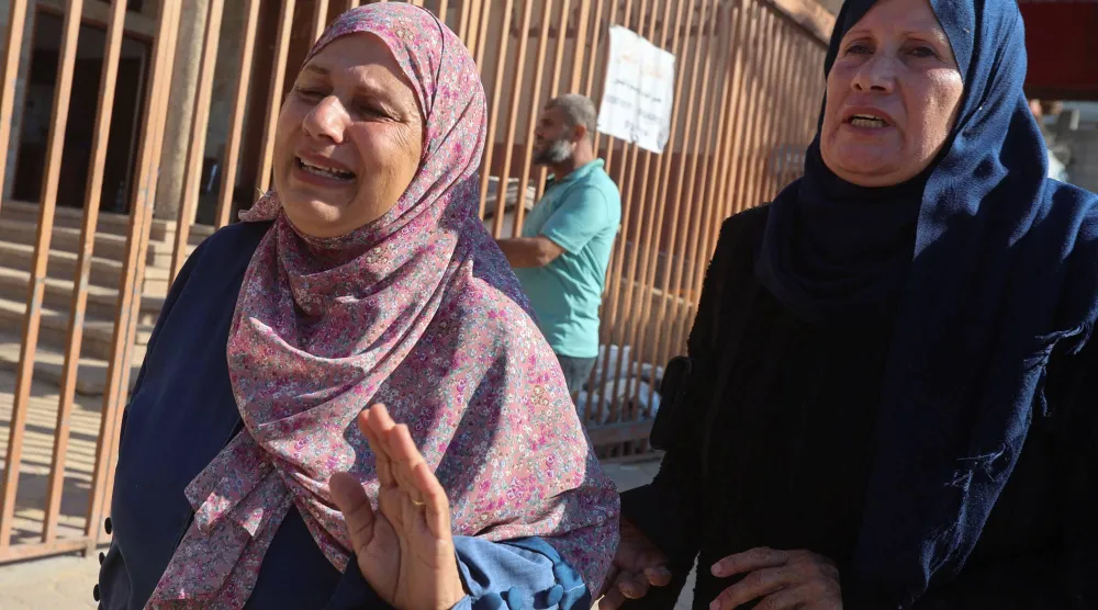 جدة الفتاة أمال أبو خاطر (10 سنوات) التي أصيبت برصاصة في خيمتها وتوفيت لاحقاً في مستشفى ناصر بخان يونس تبكي خلال جنازتها (رويترز) 