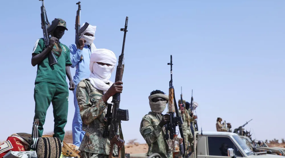 مقاتلون منشقون عن «قوات الدعم السريع» يستسلمون للجيش السوداني في أم درمان على مشارف الخرطوم (أ.ب)