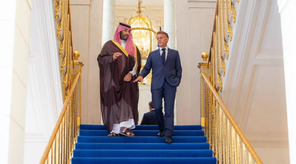 الأمير محمد بن سلمان خلال جولة مع الرئيس إيمانويل ماكرون بقصر الإليزيه في باريس (واس)