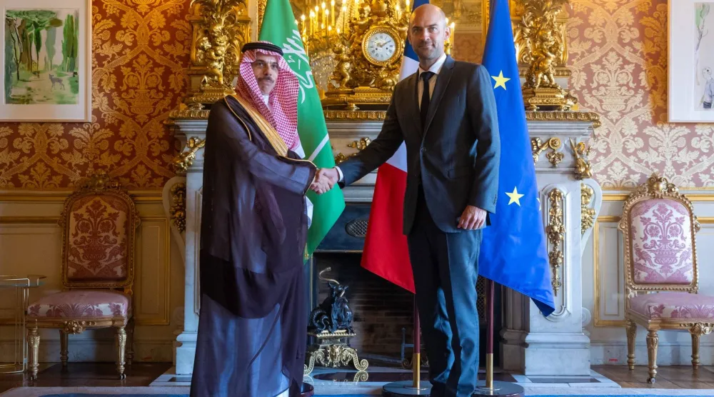 وزير الخارجية الفرنسي خلال لقائه نظيره السعودي في العاصمة باريس الاثنين (واس)