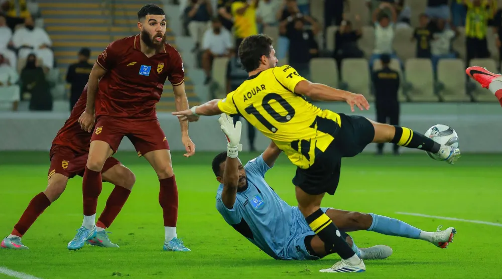 تنكر يراقب كرة لحسام عوار لاعب الاتحاد في منطقة جزاء الحزم (تصوير: محمد المانع) 