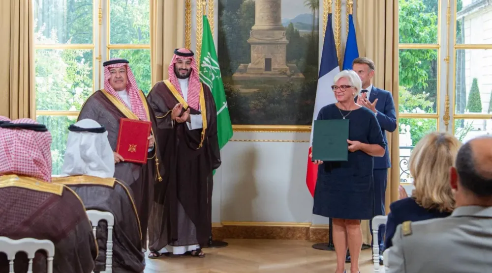 Suudi Arabistan Veliaht Prensi Muhammed bin Selman ve Fransa Cumhurbaşkanı Emmanuel Macron, iki ülke arasındaki savunma ortaklığının güçlendirilmesine ilişkin niyet mektubu imza törenine nezaret ediyor (SPA)