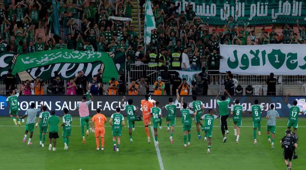 لاعبو الأهلي يحيون جماهيرهم عقب الفوز (النادي الأهلي)