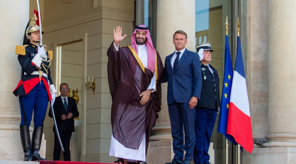 الأمير محمد بن سلمان لدى استقباله من قبل الرئيس ماكرون في قصر الإليزيه بباريس أمس (واس)