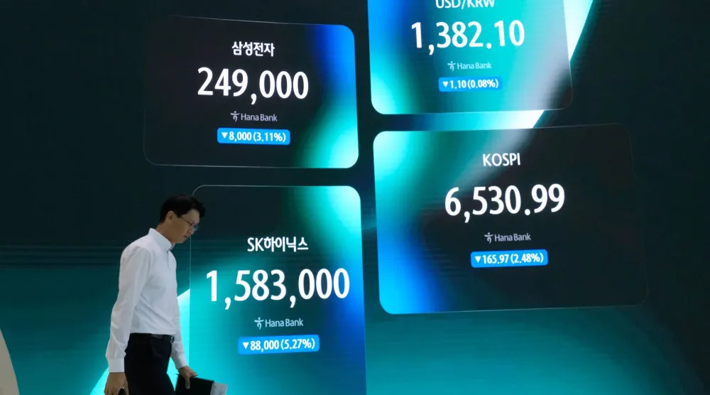  شاشة تعرض مؤشر «كوسبي»، وسعر صرف العملات بين الدولار والوون الكوري الجنوبي، وسعر أسهم شركتي «إس كيه هاينكس» و«سامسونغ» في سيول