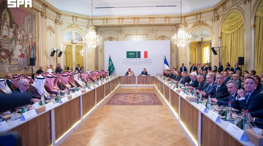 ولي العهد السعودي الأمير محمد بن سلمان والرئيس الفرنسي إيمانويل ماكرون خلال اجتماع الطاولة المستديرة الفرنسي-السعودي للاستثمار (واس)