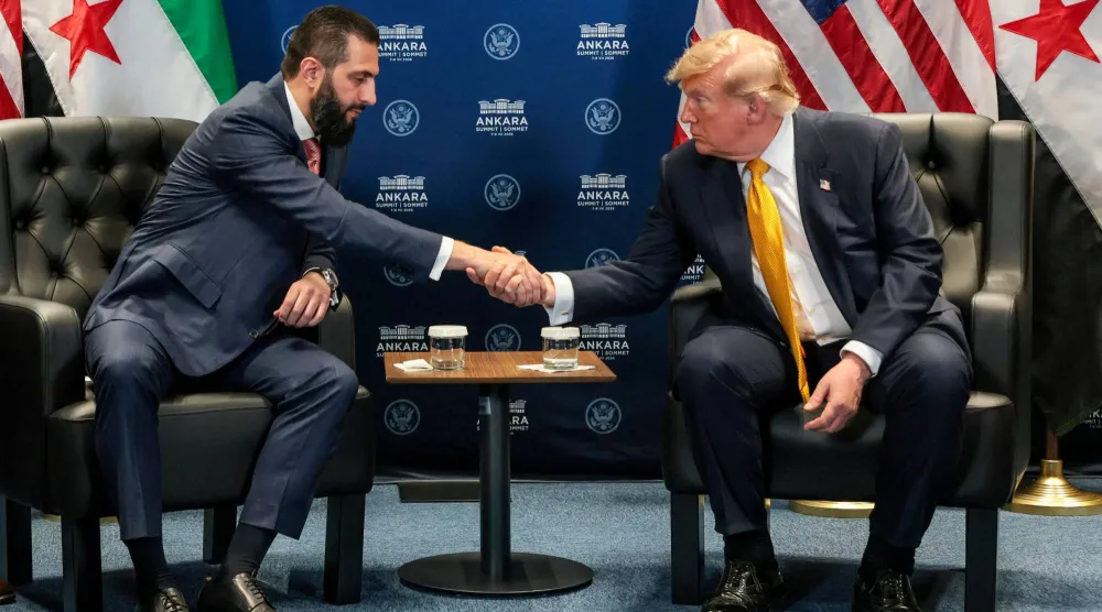 الرئيس السوري أحمد الشرع يصافح الرئيس الأميركي دونالد ترمب في أنقرة على هامش قمة الناتو في 8 يوليو الماضي (رويترز)