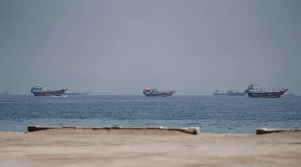سفن بالقرب من مضيق هرمز تنتظر العبور يوم 24 أغسطس 2026 (رويترز)