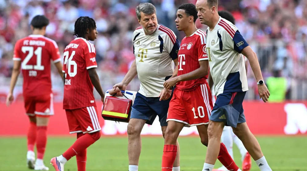 موسيالا يغيب عن افتتاح الدوري الألماني بعد تعرضه لحالتي إغماء خلال فترة الإعداد (رويترز)