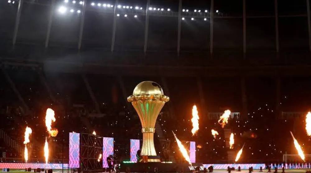 نسخة من كأس الأمم الأفريقية معروضة على أرض الملعب قبل مباراة مصر والسنغال في نهائي عام 2022 (رويترز)