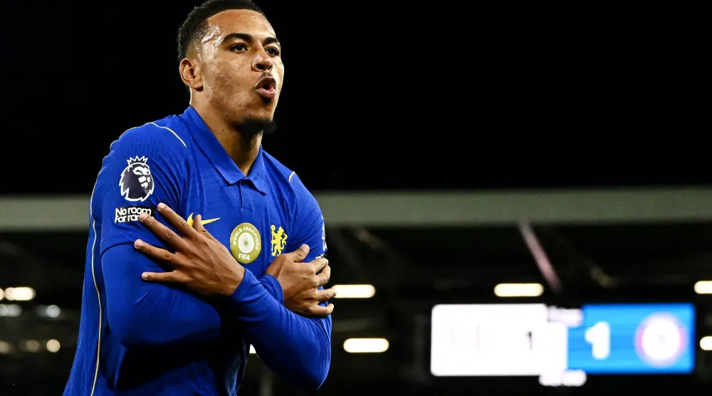 لاعب تشيلسي مورغان روجرز يحتفل بتسجيل الهدف الثاني لفريقه أمام فولهام (رويترز)