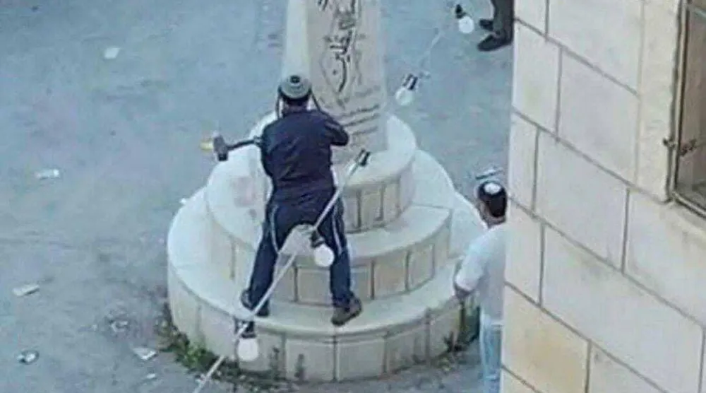 لقطة من الفيديو الذي يظهر سوكوت وهو يشارك في تحطيم نصب تذكاري أقامه أهالي قرية مادما في الضفة الغربية