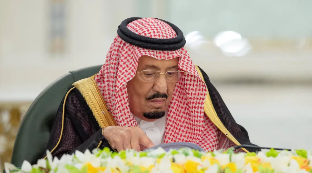خادم الحرمين الشريفين الملك سلمان بن عبد العزيز خلال ترؤسه جلسة مجلس الوزراء في جدة (واس)