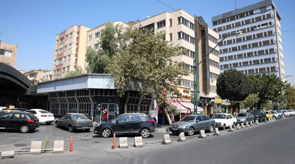 سائقون يصطفون في طابور أمام محطة وقود بطهران (أ.ف.ب)