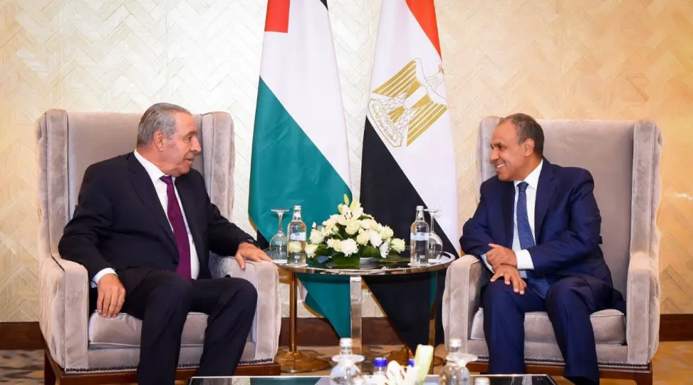 وزير الخارجية المصري بدر عبد العاطي يستقبل نائب الرئيس الفلسطيني حسين الشيخ (الخارجية المصرية)