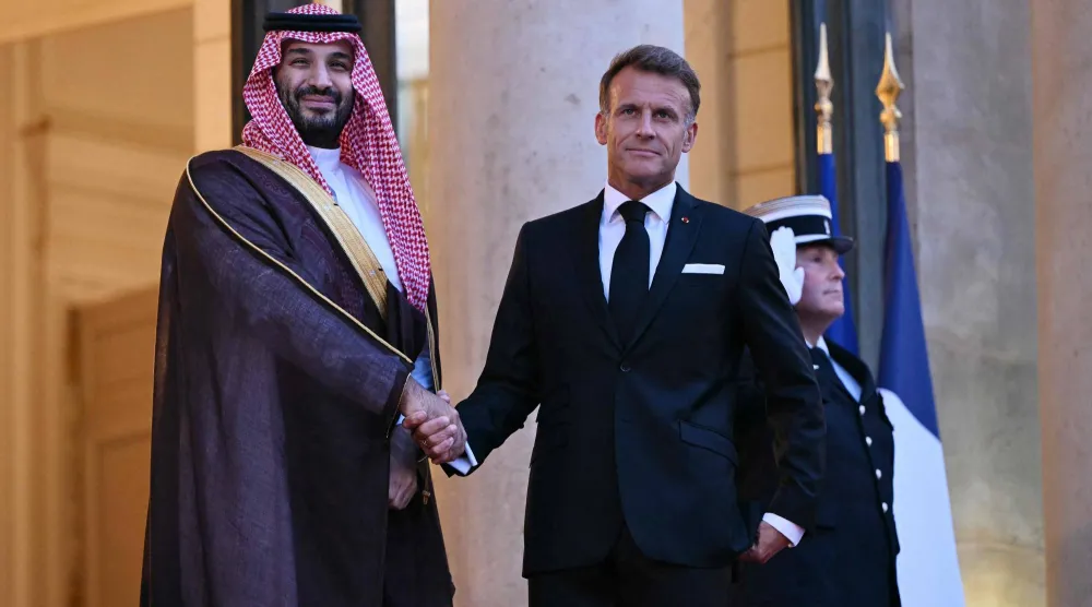 لقاءات ومناسبات متعددة جمعت محمد بن سلمان وماكرون خلال زيارة الأول إلى فرنسا الأحد والاثنين (أ.ف.ب)