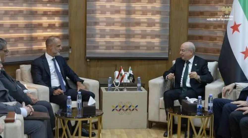 وزير النقل يعرب بدر ووزير الأشغال العامة والنقل اللبناني فايز رسامني في مقر الوزارة بدمشق (سانا)