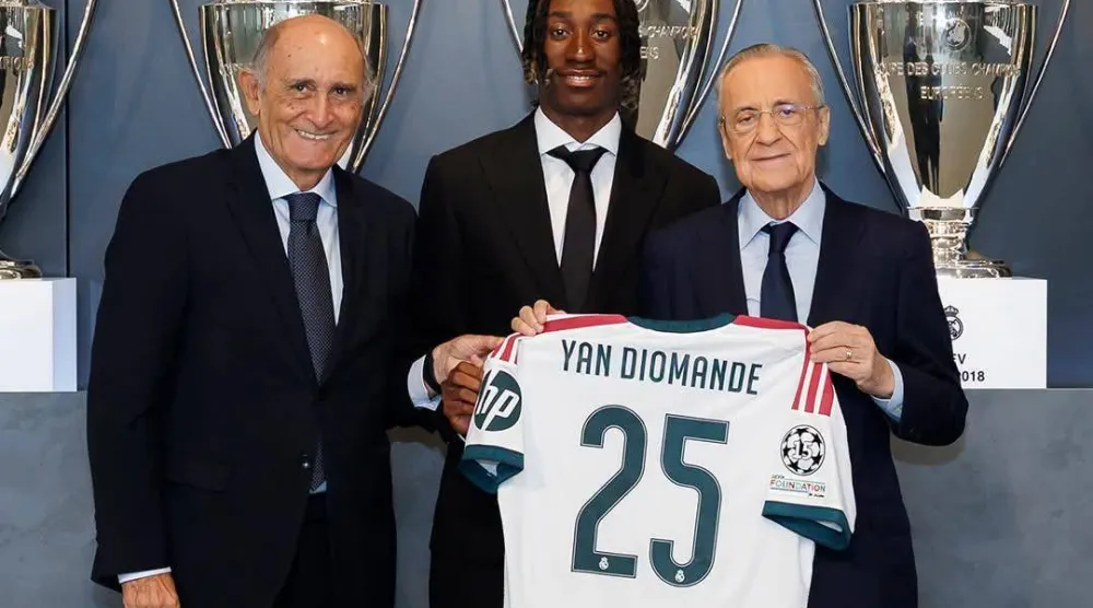 الإيفواري يان ديوماندي في حفل استقباله بريال مدريد (نادي ريال مدريد)