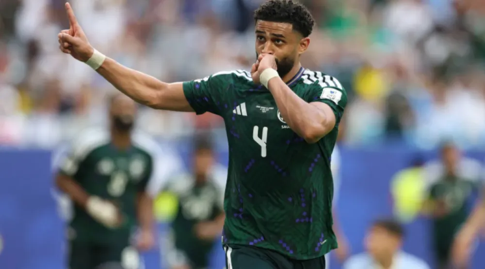 عبد الإله العمري مدافع النصر والمنتخب السعودي (رويترز)