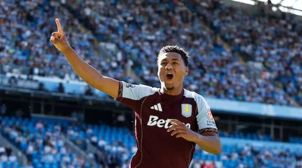 أولي واتكينز نجم استون فيلا يقترب من الهلال (رويترز)