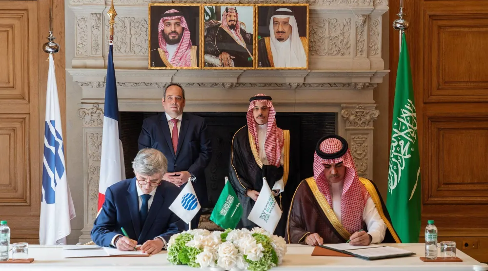 توقيع عقد مشاركة فرنسا في «إكسبو 2030 الرياض» بحضور الأمير فيصل بن فرحان (واس)