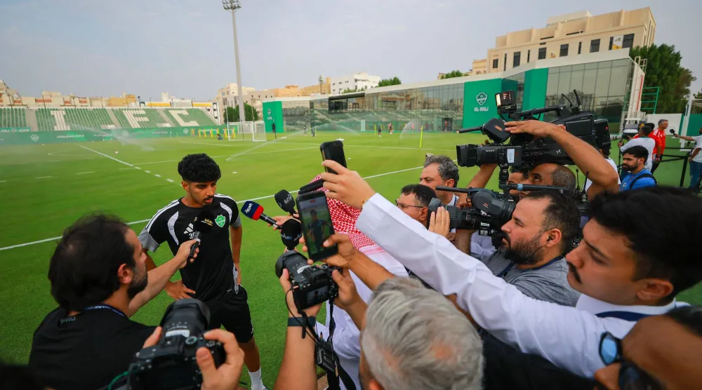 لاعب وسط الأهلي زياد الجهني خلال تصريحاته للإعلاميين (تصوير: محمد المانع)