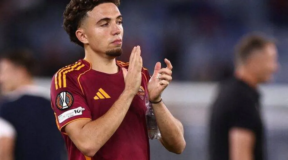 المغربي نايل العيناوي لاعب روما مطلوب في كريستال (رويترز) 