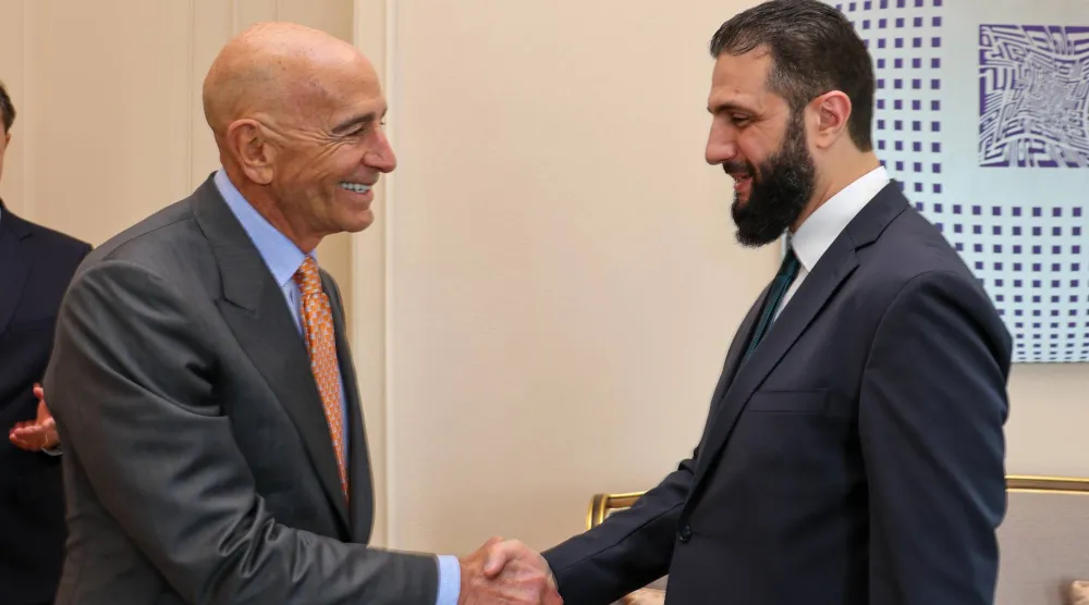 أرشيفية من لقاء توم باراك مبعوث الولايات المتحدة إلى سوريا والرئيس السوري أحمد الشرع في تركيا منتصف العام الماضي (إ.ب.أ)