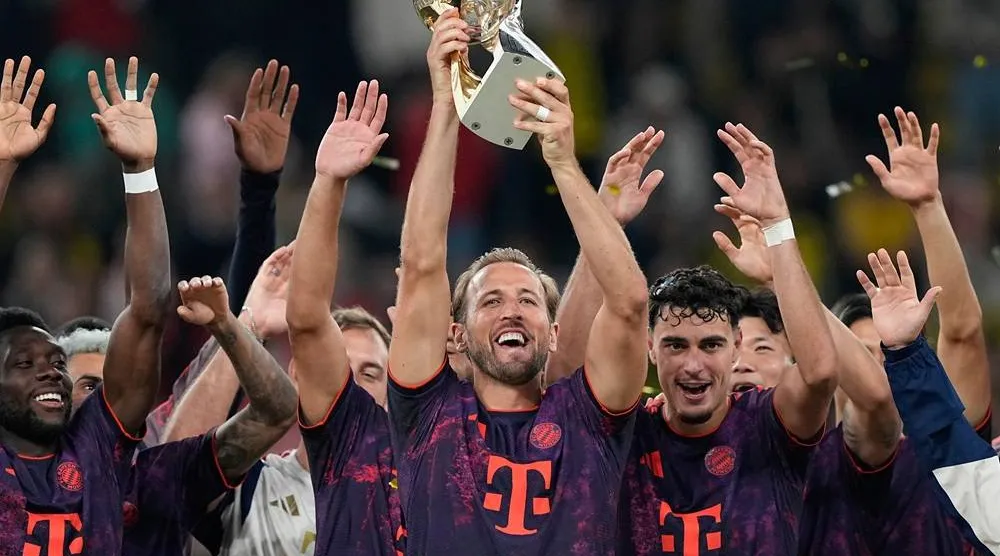  Bayern's Harry Kane holds the trophy after winning the Franz Beckenbauer German Supercup match between Borussia Dortmund and Bayern Munich in Dortmund, Germany, Saturday, Aug. 22, 2026. (AP) 
