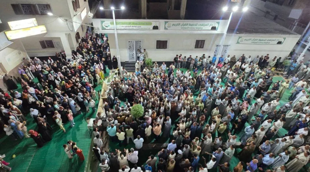 مواطنون من مختلف الأعمار في احتفال ليلة المولد بالأقصر (حساب الأقصر اليوم على «فيسبوك»)