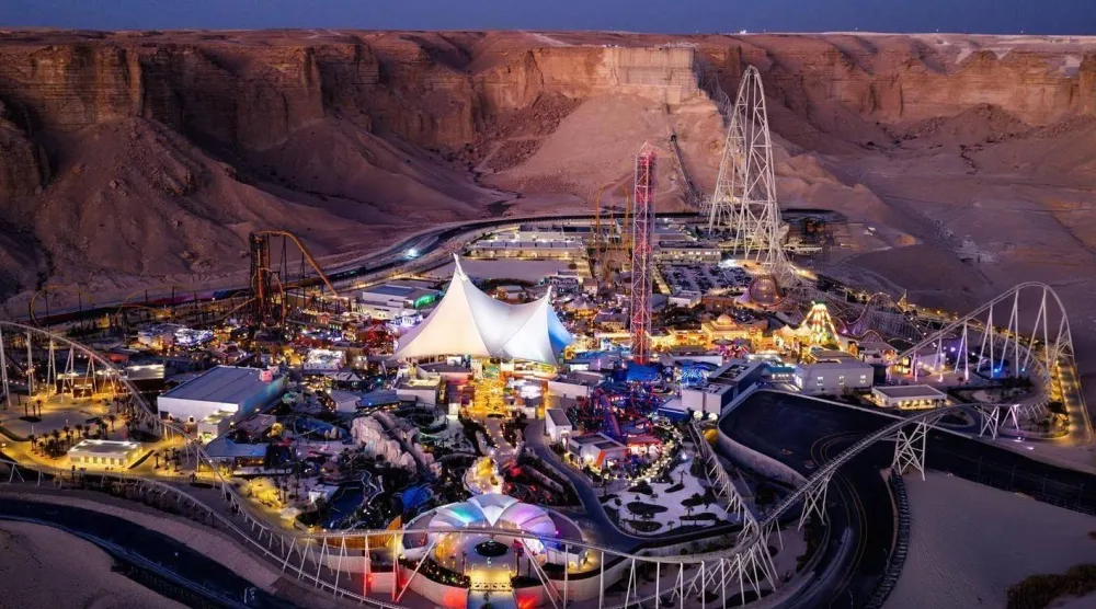 مشهد جوي لمتنزه «SIX FLAGS» مدينة القدية وسط جبال طويق (القدية)