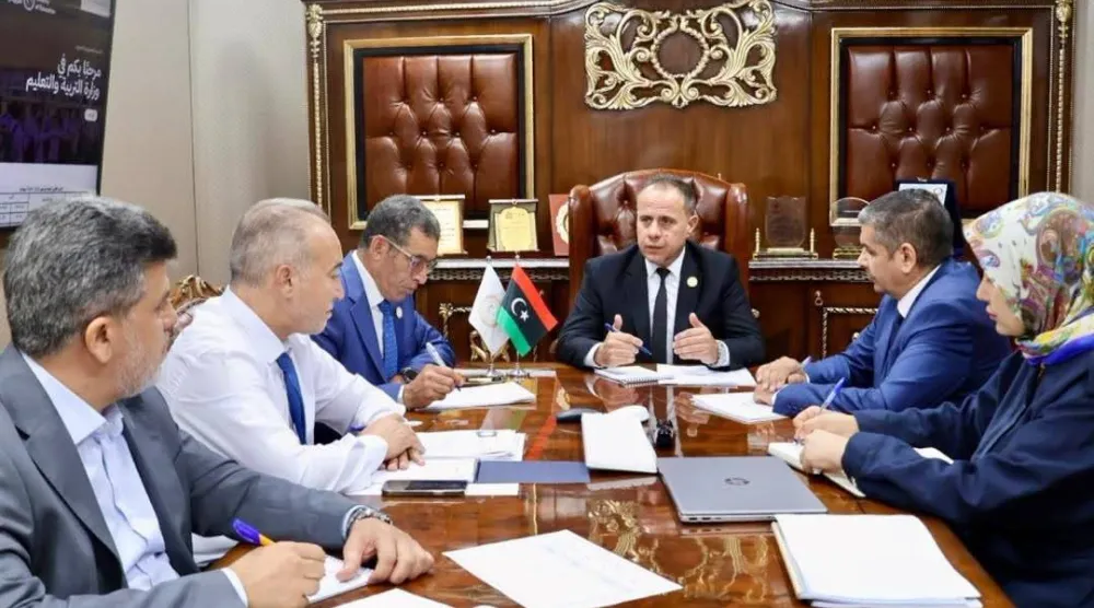 وزير التربية والتعليم في غرب ليبيا محمد القريو خلال ترؤسه اجتماع لمتابعة جاهزية المدارس الليبية للعام الدراسي الجديد الاثنين (الوزارة)