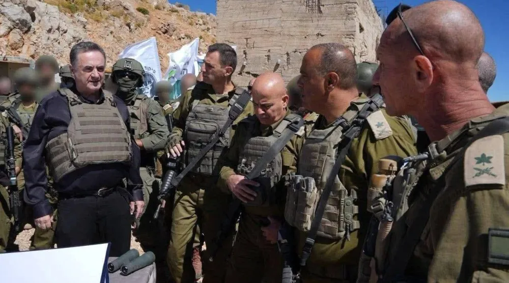 صورة وزعها مكتب وزير الدفاع لزيارة قواته يوم الثلاثاء في جبل الشيخ