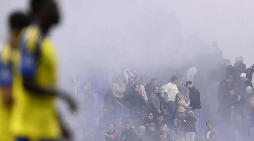 جماهير في المدرجات تشعل الألعاب النارية خلال مباراة كامبور وفينوورد في الدوري الهولندي لكرة القدم (إ.ب.أ)