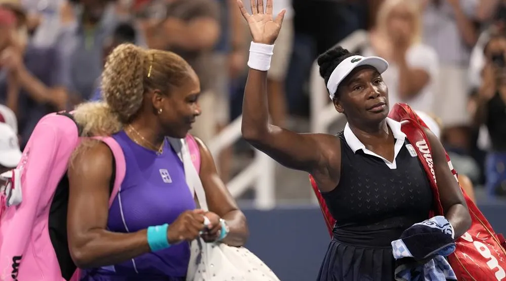  Serena Williams, left, and Venus Williams, right, both of the United States, wave to the crowd at the end of a women's doubles match against Marta Kostyuk, of Ukraine, and Peyton Stearns, also of the United States, at the Cincinnati Open tennis tournament, Monday, Aug. 17, 2026, in Mason, Ohio. (AP)