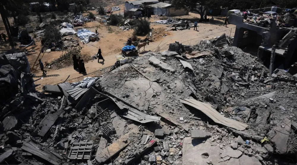 İsrail bombardımanı sonucu Gazze Şeridi'nin merkezindeki Deyr el-Belah'ta yaşanan yıkım (AP)