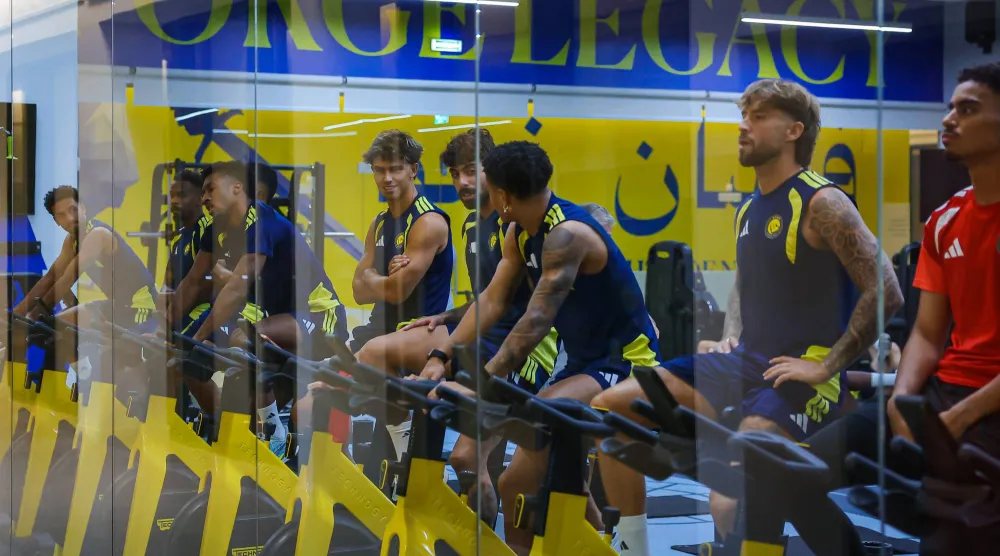 لاعبو النصر خلال تواجدهم في صالة اللياقة البدنية بالنادي (موقع النادي)