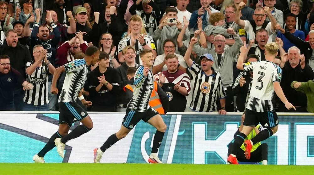 هارفي بارنز لاعب نيوكاسل يحتفل بتسجيله الهدف الثاني لفريقه (د.ب.أ)