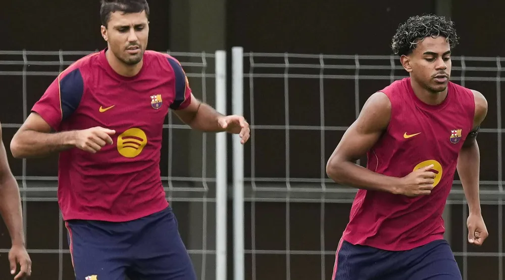 رودري ولامين يامال خلال تدريبات برشلونة استعداداً لمواجهة أتلتيك بلباو في الدوري الإسباني (إ.ب.أ)
