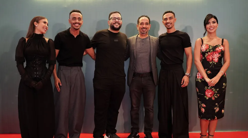 صالح والمنتج طارق الجنايني وسط أبطال الفيلم في العرض الخاص (الشركة المنتجة)