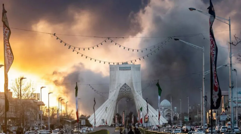 الدخان يتصاعد في طهران بعد غارة جوية أمس (المصدر لاحقاً)