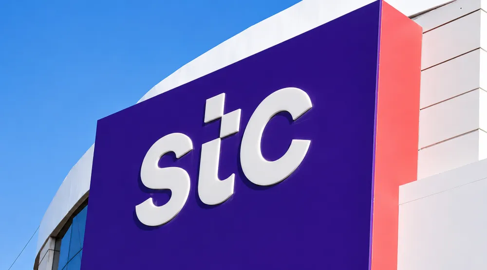 شعار مجموعة «stc» على أحد منشآتها (الشرق الأوسط)
